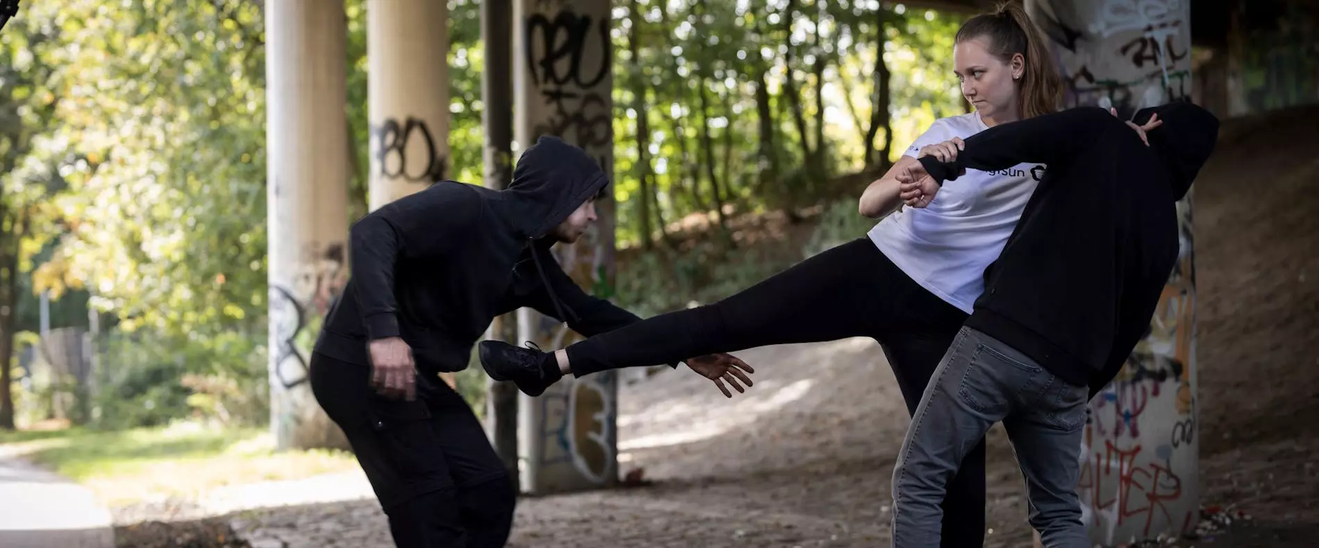 EWTO-Selbstverteidigung Vorarlberg – Wing Tsun Training: Frau wehrt sich mit gezieltem Tritt gegen einen Angreifer