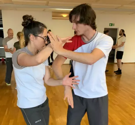 Selbstverteidigung Vorarlberg, Chi Sao Training mit Struktur und Körpereinheit. Sensomotorische Übung.